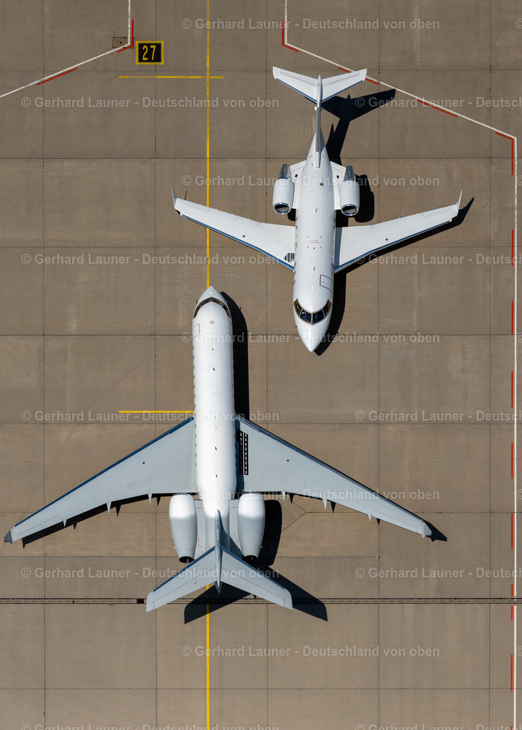 4046582 | STUTTGART 19.07.2021 Senkrecht- Luftbild aus der Satelliten- Perspektive vom Passagierflugzeug - Privatjets auf der Parkposition - Abstellfläche auf dem Flughafen in Stuttgart im Bundesland Baden-Württemberg, Deutschland. Weiterführende Informationen bei: Flughafen Stuttgart GmbH. // Vertical aerial view from the satellite perspective of the passenger airplane - Private jets in parking position - parking area at the airport in Stuttgart in the state Baden-Wuerttemberg, Germany. Further information at: Flughafen Stuttgart GmbH. Foto: Gerhard Launer