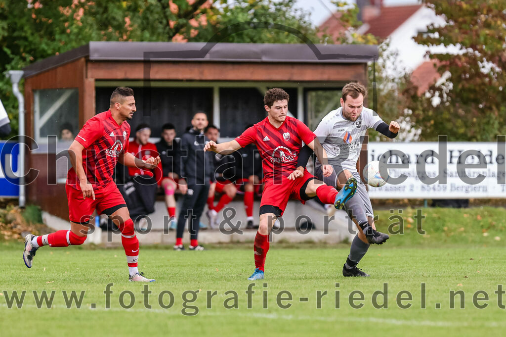 2023-10-15_068_SV_Eintracht_Berglern_gegen_FC_Tuerkguecue_Erding | Berglern, Deutschland, 15.10.2023:
Fußball, Kreisklasse 2023 / 2024, 10. Spieltag, SV Eintracht Berglern gegen FC Türkgücü Erding, Endergebnis: 1:0

Deniz Sari (FC Türk Gücü Erding, #18), Gjergj Preniqi (FC Türk Gücü Erding, #6)

Foto: Christian Riedel / fotografie-riedel.net