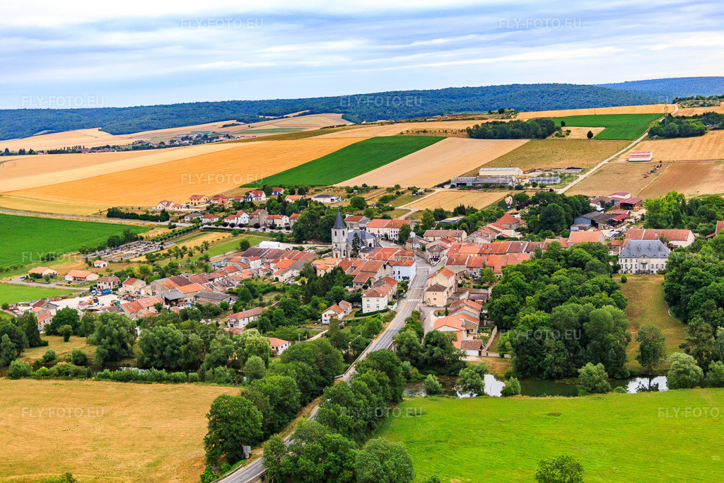 Vue aérienne: Vue de la ville depuis l'ouest à Chalaines dans le département Meuse, France – .Photo: IMG_083599.jpg prise le 13/07/2015 par Werner Riehm/FLY-FOTO.eu – Résolution de l'original: 5472 x 3648 px