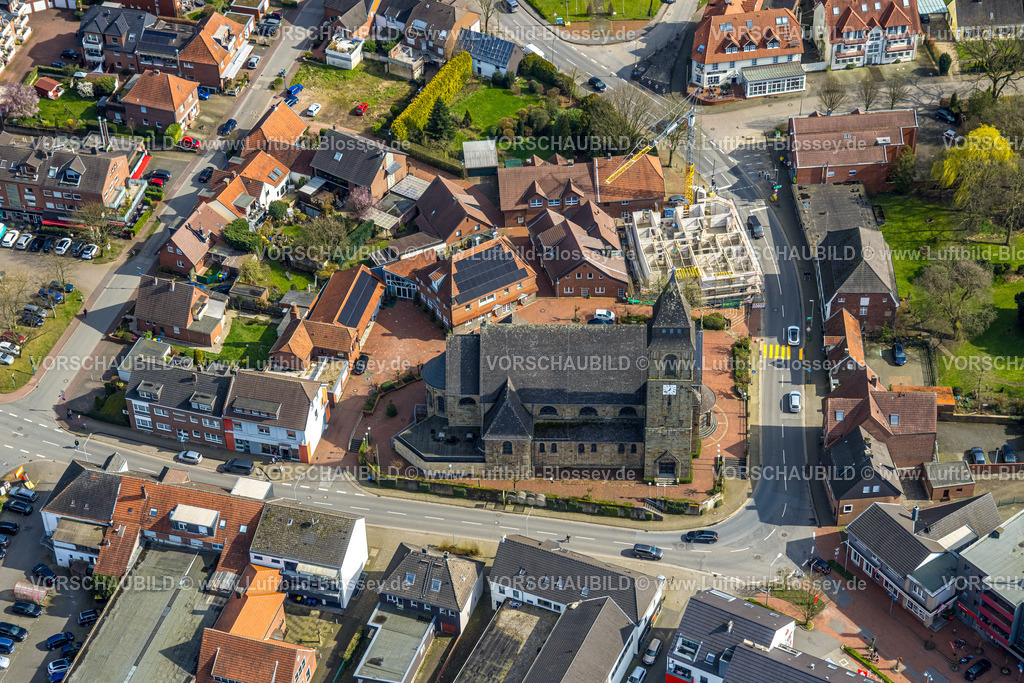 Schermbeck240310212 | Luftbild, die kath. Kirche St. Ludgerus und Platz An der Kirche, Baustelle mit Neubau an der Mittelstraße, Altschermbeck, Schermbeck, Nordrhein-Westfalen, Deutschland