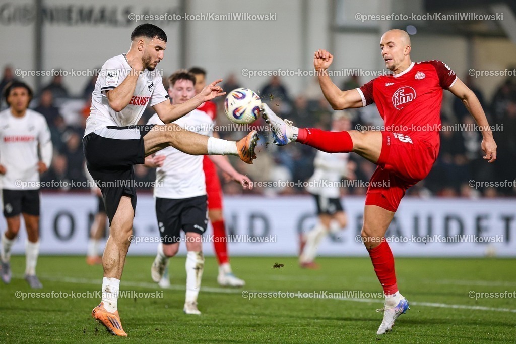 xKWIx13122501042 | 13.12.2025, xKWIx, Fußball, 3. Liga, SC Verl - Rot-Weiss Essen, SPORTCLUB Arena: Oualid Mhamdi (SC Verl #20) im Zweikampf gegen Tobias Kraulich (Rot-Weiss Essen #33) Photo: xKamilxWilkowskixPressefotoKochx