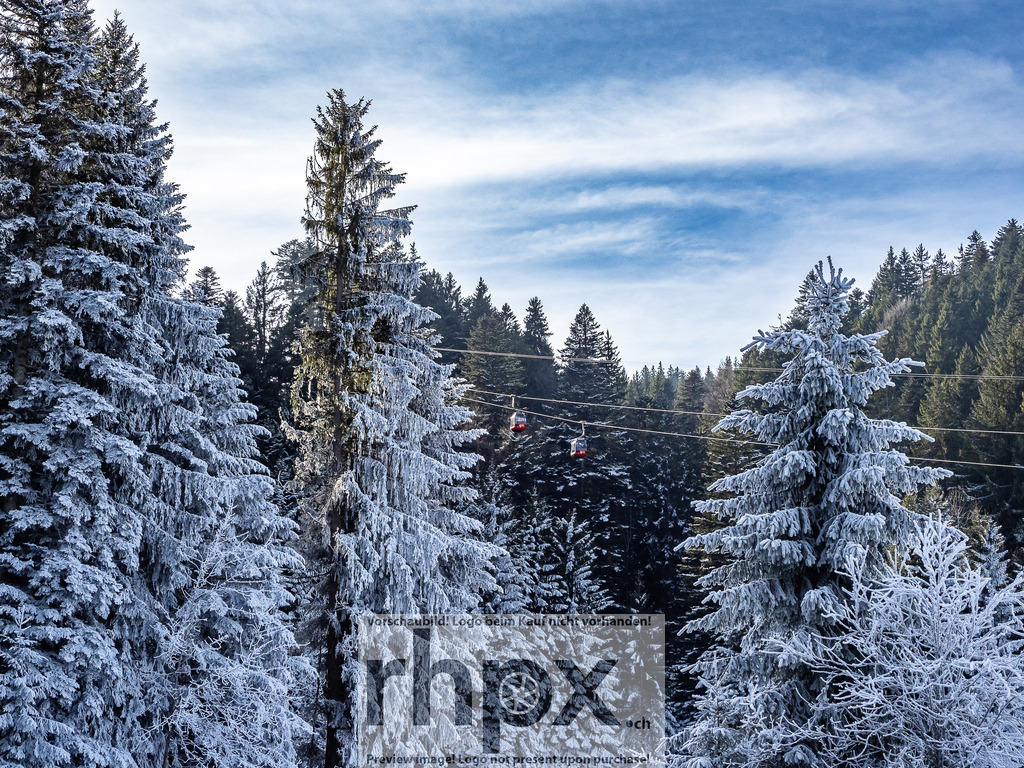 Winterlandschaft am Pilatus | Gipfel. Licht. Frost.
Die Sonne bricht sanft durch die verschneiten Tannen an der Krienseregg und beleuchtet die markante Silhouette des Pilatus. Eine glitzernde Frostschicht verwandelt die Bergwelt in eine stille, weisse Wunderlandschaft unter strahlend blauem Himmel.
Wähle unter "Produktauswahl" dein Wunschformat: Vom klassischen Wandbild über Puzzle &amp; Tassen bis zum digitalen Download (z.B. als Handy-Hintergrund).
 - Realisiert mit Pictrs.com