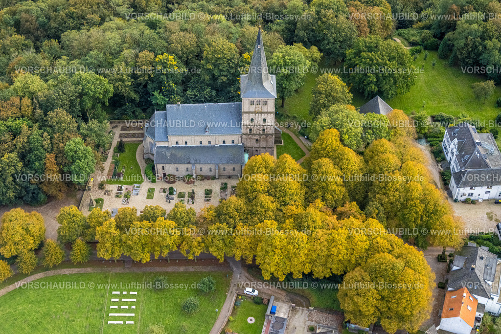 Emmerich241010677 | Luftbild, kath. Kirche St. Vitus, herbstlicher Wald und Baumallee, rechts das Stanislauskolleg Hoch-Elten, Hochelten, Emmerich am Rhein, Niederrhein, Nordrhein-Westfalen, Deutschland