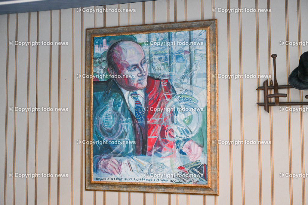 Italien_ Toskana_ Provinz Pisa_ Pontedera_ Vespa_ 29.05.2024-62 | 29.05.2024, Italien, ITA, Toskana, Pontedera im Bild Piaggio, Vespa, Museum

Piaggio ist ein italienischer Fahrzeughersteller mit Sitz in Pontedera. Das Unternehmen produziert verschiedene Mofas und Motorroller, unter anderem die Vespa, das Lastendreirad Ape sowie den Kleintransporter Porter. Zum Konzern gehören auch die Motorradmarken Aprilia, Derbi, Gilera, Laverda und Moto Guzzi. 
Quelle: Wikipedia