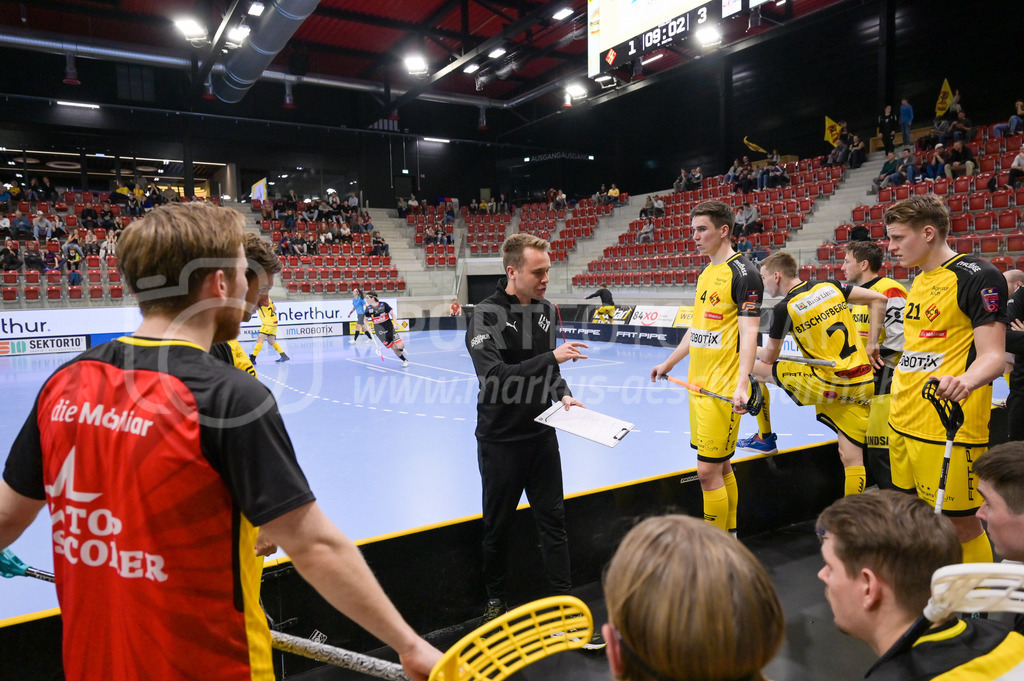 HC Rychenberg vs UHC Uster - 14. October 2022 | HC Rychenberg vs UHC Uster
AXA Arena, Winterthur
Philipp Krebs (Head Coach HC Rychenberg) stellt beim 1:3-Rückstand seine Linien um.
Bild: Sportfotografie Markus Aeschimann | www.markus-aeschimann.ch - Realisiert mit Pictrs.com