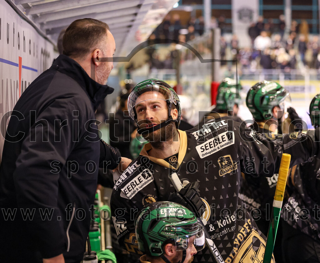 2024-03-08_103_TSV_Erding_gegen_EHC_Koenigsbrunn | Erding, Deutschland, 08.03.2024:
Eishockey, Bayernliga Playoffs 2023 / 2024, 1. Spieltag, TSV Erding gegen EHC Königsbrunn, Endergebnis: 3:0

Teamchef Thomas Daffner (Erding Gladiators), Petr Pohl (Erding Gladiators, #55)

Foto: Christian Riedel / fotografie-riedel.net