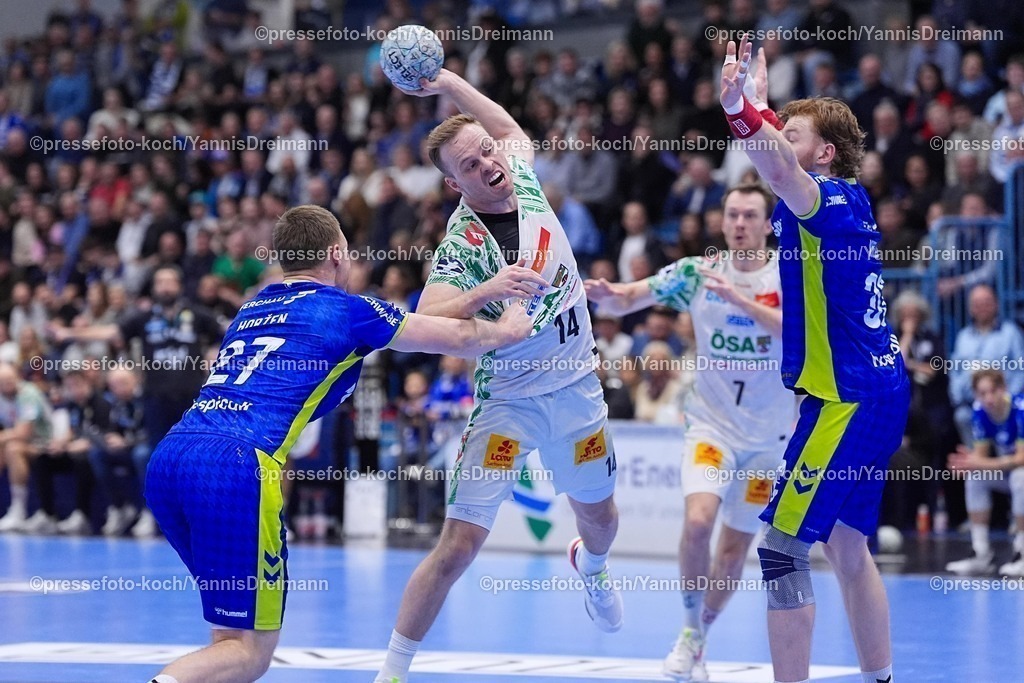 xYDRx14122501049 | 14.12.2025, xydrx, Handball, 1.HBL, VfL Gummersbach - SC Magdeburg, Schwalbe-Arena: Omar Ingi Magnusson (SC Magdeburg #14) im Zweikampf gegen Kristjan Horzen (VfL Gummersbach #27) und Tom Kiesler (VfL Gummersbach #30)Photo: xYannisxDreimannxPressefotoKochx
