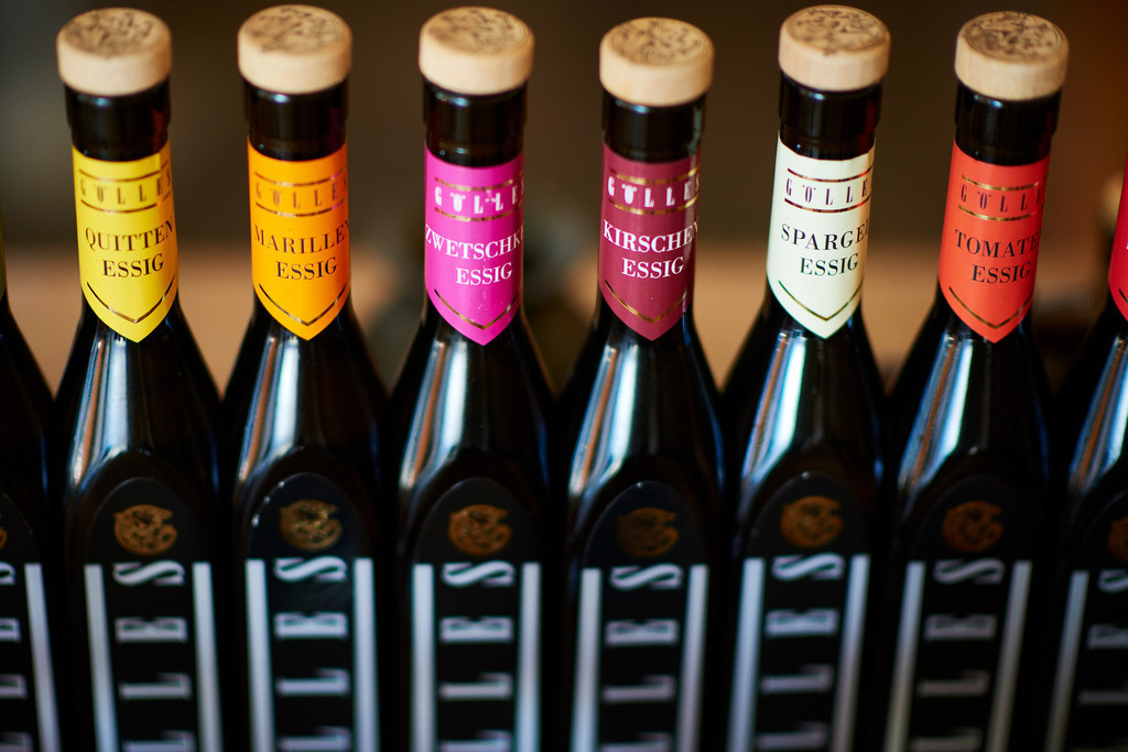 Gölles verschiedene Essigflaschen | Riegersburg, Austria - September 12, 2018: Gölles Manufaktur; verschiedene Essigflaschen. - Realisiert mit Pictrs.com