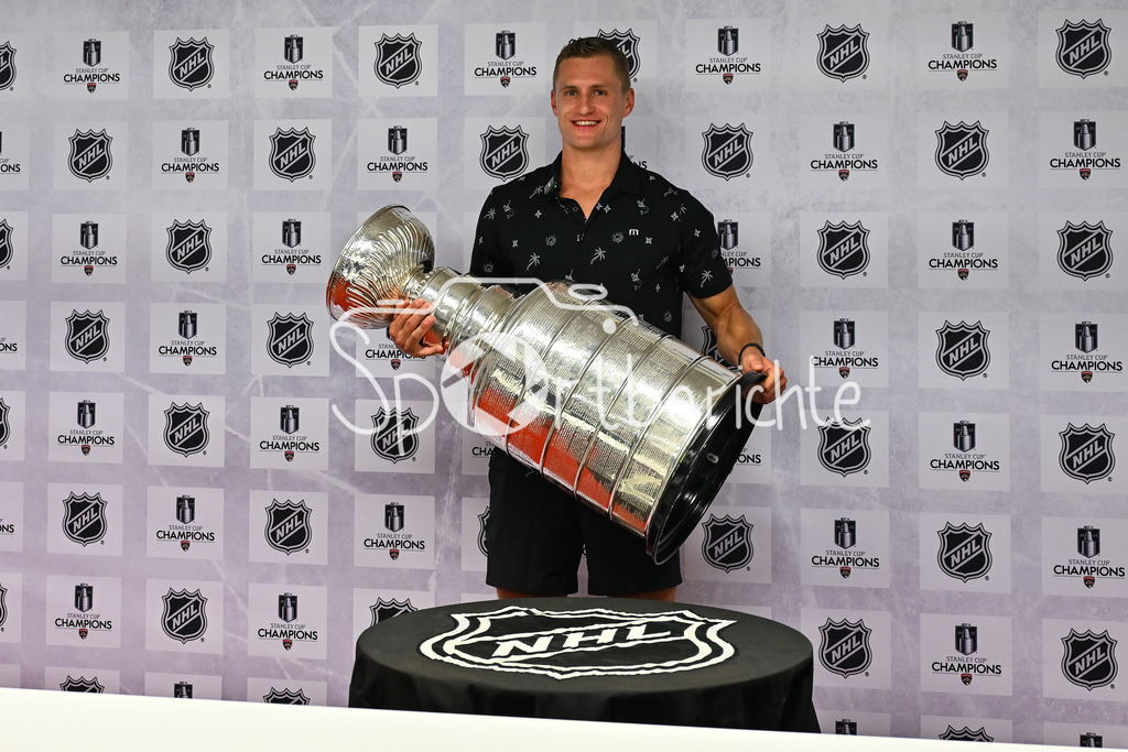 Cup Day | Nico STURM bringt den Stanley Cup zum zweiten mal nach Augsburg / Im Bild der offizielle Pressetermin mit RT1 Moderator Alex KUNZ