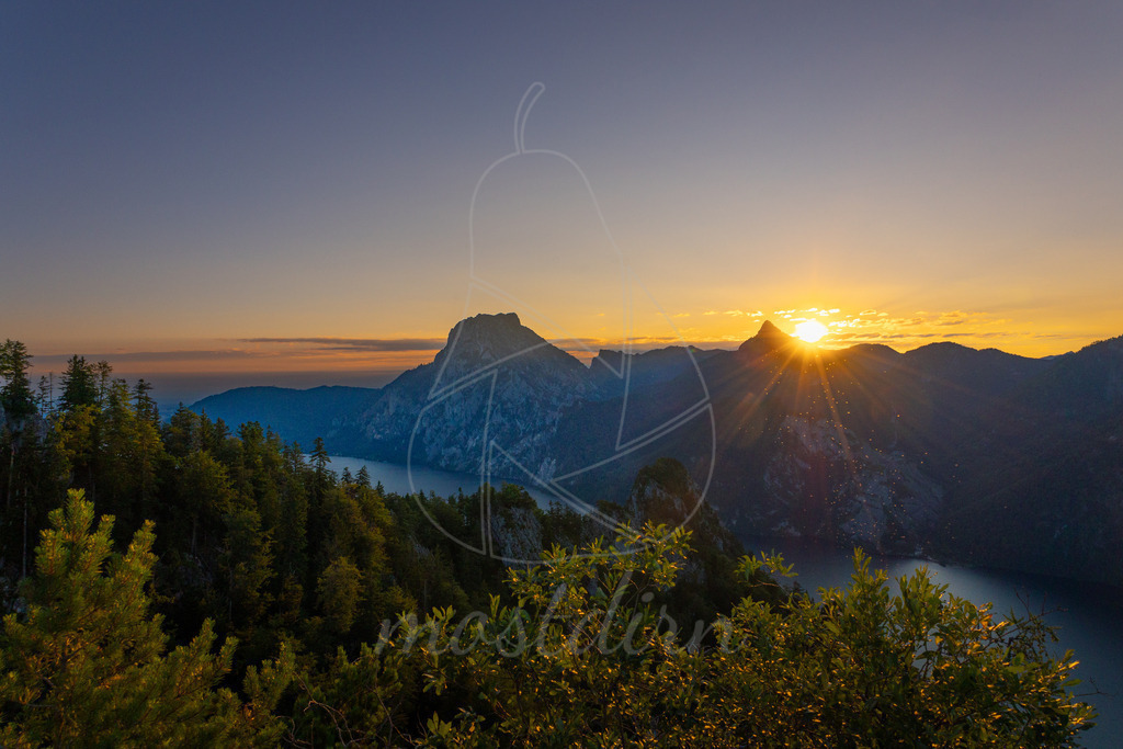 Sonnenaufgang im Salzkammergut | Früh aufstehen hieß es, um vom Gipfel des großen Sonnstein aus den Sonnenuntergang zu sehen, um rüber zu blicken zum Traunstein. - Realisiert mit Pictrs.com