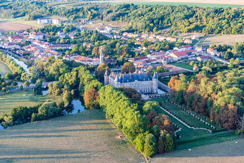 Vue aérienne: Château de Haroué à Haroué dans le département Meurthe et Moselle, France. Photo: IMG_117929.jpg prise le 14/09/2019 par Werner Riehm/FLY-FOTO.eu – Résolution de l'original: 5472 x 3648 px