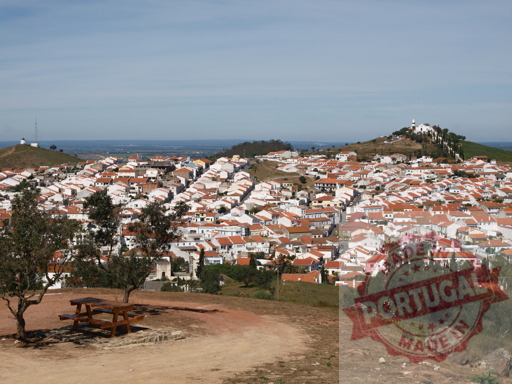 Castro Verde village vista Alentejo Portugal hillside | Castro Verde village with whitewashed houses and red roofs covering a gentle hillside - Realisiert mit Pictrs.com