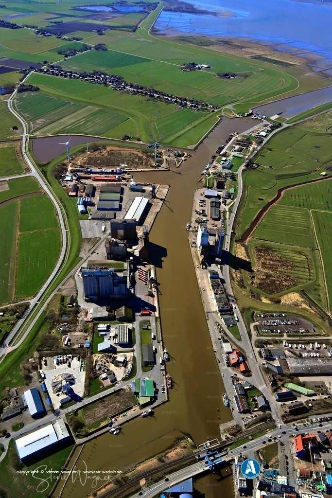 Luftbild Nordsee, Husum, Aussenhafen, ATR-Landhandel, Husumer Dock and Repair | Entdecken Sie atemberaubende Luftbilder und Fotografien auf airwatch.de - Tauchen Sie ein in eine Welt voller faszinierender Aufnahmen aus der Vogelperspektive.