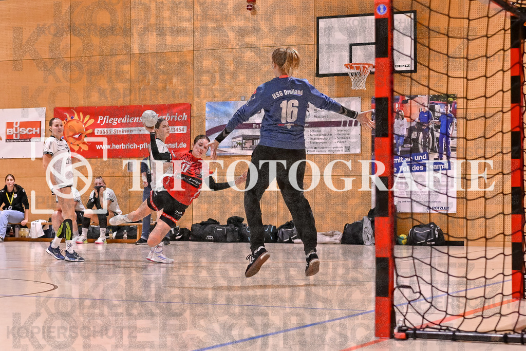 GER, SG Maulburg/Steinen - HSG Dreiland, Frauen-Handball, Oberliga Suedbaden, 3. Spieltag, Saison 2024/2025, 12.10.2024 | Davina Schmidt (SG Maulburg/Steinen, #17) springt und wirft den Ball Richtung Tor von Anke Baechtold (HSG Dreiland, #16)GER, SG Maulburg/Steinen - HSG Dreiland, Frauen-Handball, Oberliga Suedbaden, 3. Spieltag, Saison 2024/2025, 12.10.2024Foto: TH Fotografie/Thomas Hess