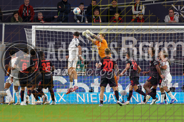 Bayer 04 Leverkusen vs Eintracht Frankfurt - Bundesliga  | Leverkusen, Deutschland, 12.09.25:   Robin Koch (Eintracht Frankfurt) und Mark Flekken (Bayer 04 Leverkusen) im Kampf um den Ball waehrend des Spiels der Bundesliga zwischen  Bayer 04 Leverkusen vs Eintracht Frankfurt in der BayArena(Foto von Brauer-Fotoagentur / Adrian Schlueter)