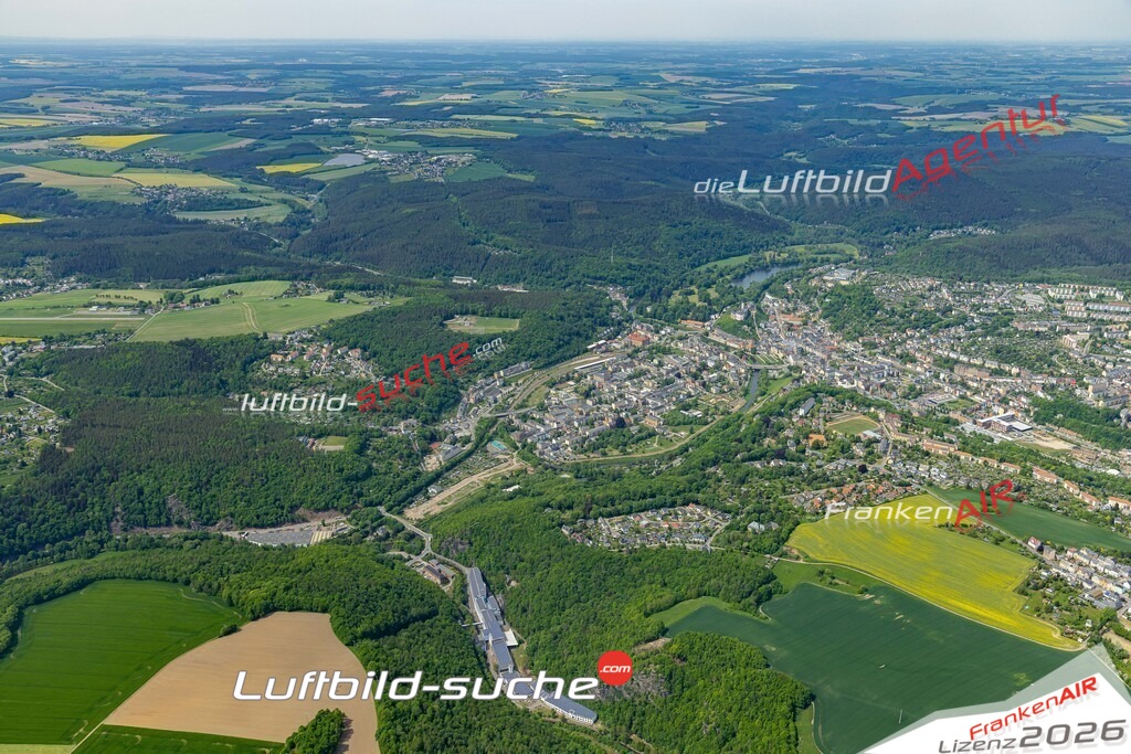Das Luftbild der Stadt Greiz wurde 2022 vom Flugzeug heraus erstellt (keine Drohnen-Aufnahmen) Aufnahmehöhe ca.450 Meter- hohe Bildauflösung und Druck-Qualität. Garantiert!
