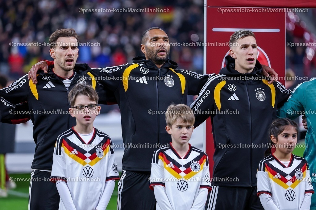 DFB17112501132 | 17.11.2025, Fußball, Länderspiel, WM-Qualifikation Europa, Deutschland - Slowakei, Red Bull Arena (Leipzig), 10. Spieltag, Saison 2025 2026: Leon Goretzka (GER #08) Jonathan Tah (GER #04) Nico Schlotterbeck (GER #15)  vor dem Spiel bei der NationalhymneRegulations prohibit any use of photographs as image sequences and or quasi-video. vor dem Spiel bei der Nationalhymne