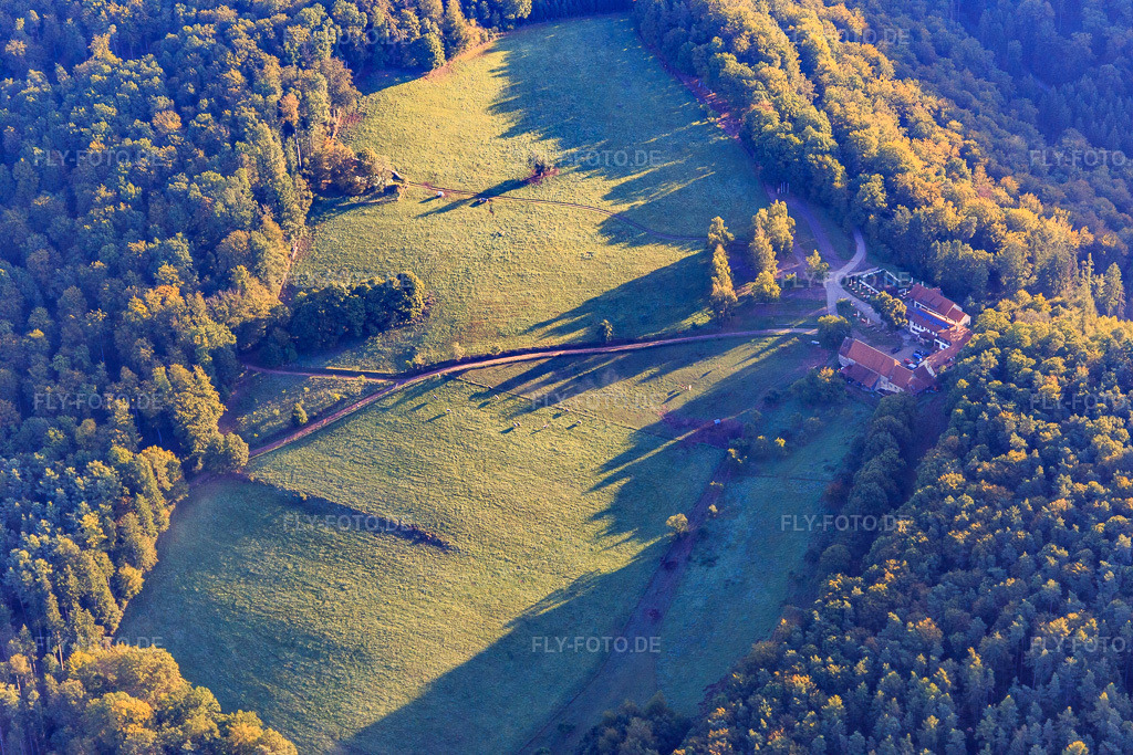 Luftbild: Gimbelhof in Lembach im Bundesland Bas-Rhin in Frankreich. – Foto: IMG_138917.jpg vom 24.09.2023 durch Werner Riehm/FLY-FOTO.de – Auflösung des Originals: 5472 x 3648 px
