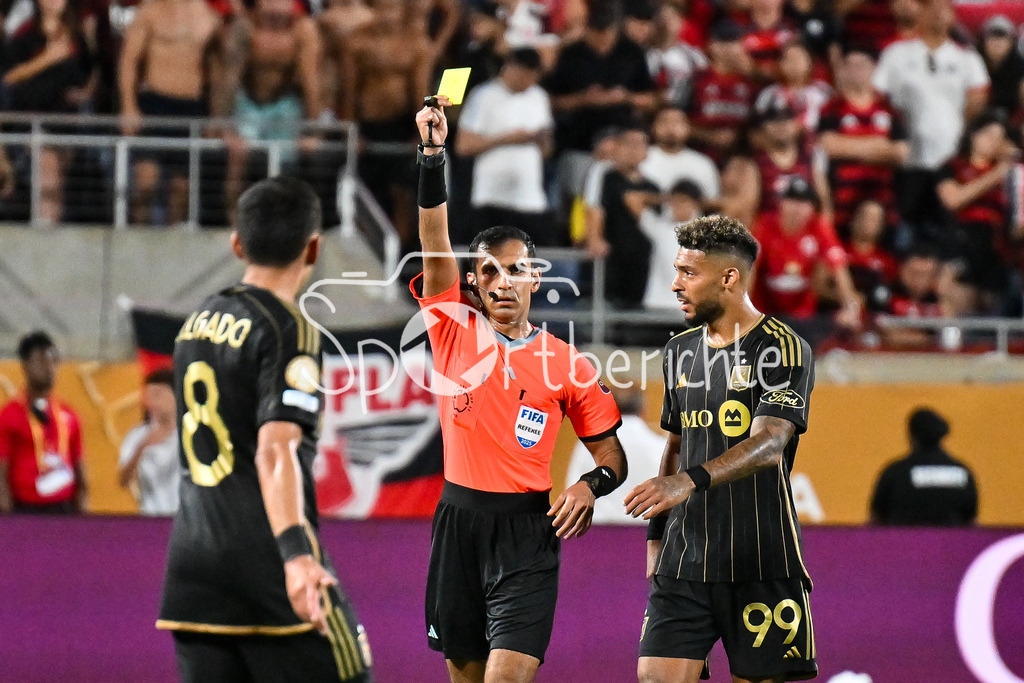 Los Angeles FC - CR Flamengo | in dieser Szene gibt Schiedsrichter SALMAN FALAHI Mark DELGADO (Los Angeles 8) die gelbe Karte / Denis BOUANGA (Los Angeles 99) / FIFA Club World Cup: Los Angeles FC - CR Flamengo, Camping World Stadium am 24.06.2025 / NOT FOR SALE IN USA