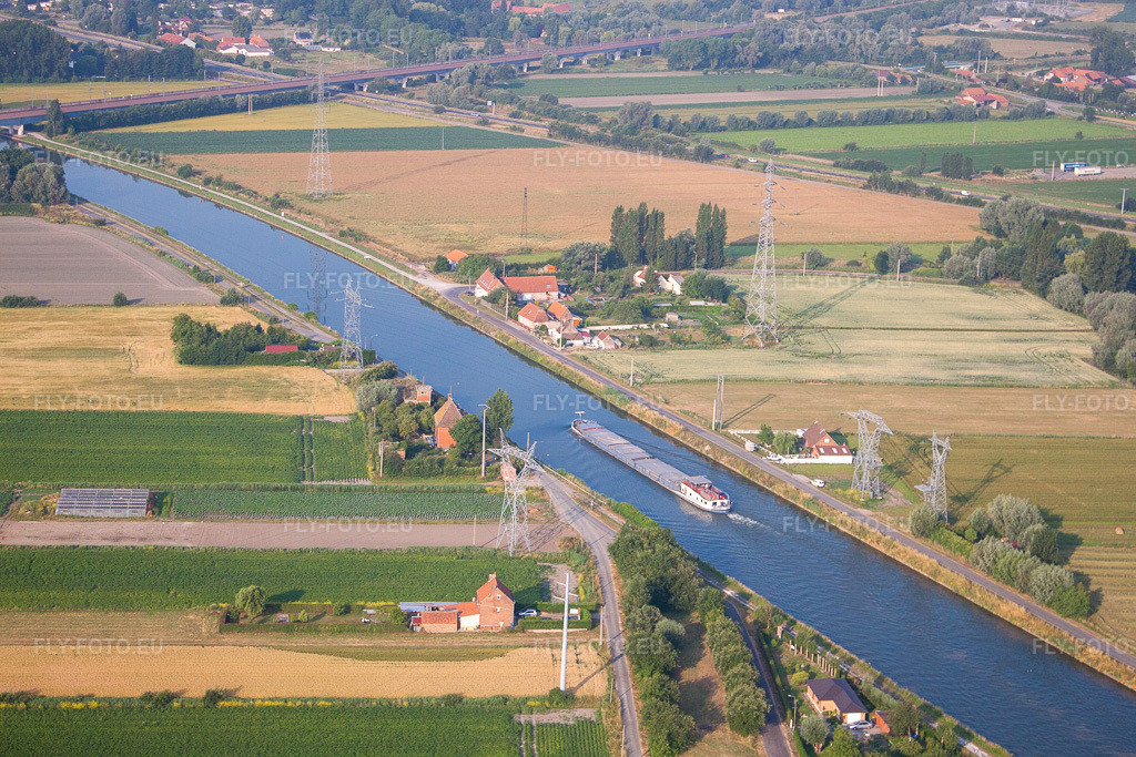 Vue aérienne: Vue de la ville à Watten dans le département Nord, France. Photo: IMG_58896.jpg prise le 22/07/2013 par Werner Riehm/FLY-FOTO.eu – Résolution de l'original: 4752 x 3168 px