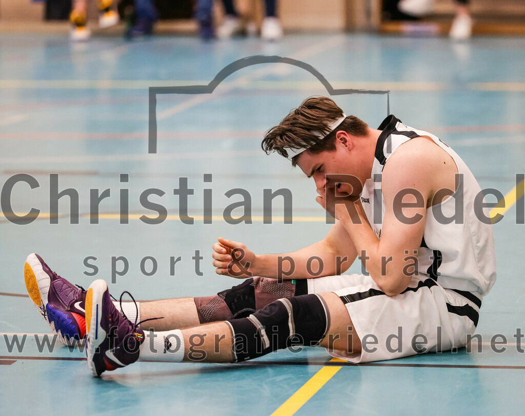 2022-05-01_087_TSV_Vaterstetten_gegen_DJK_Traunstein | Vaterstetten, Deutschland, 01.05.2022:
Basketball, Aufstiegsrunde zur Bayernliga 2021 / 2022, 5. Spieltag, TSV Vaterstetten gegen DJK Traunstein, Endergebnis: 87:79

Bastian Heckner (TSV Vaterstetten, #7)

Foto: Christian Riedel / fotografie-riedel.net