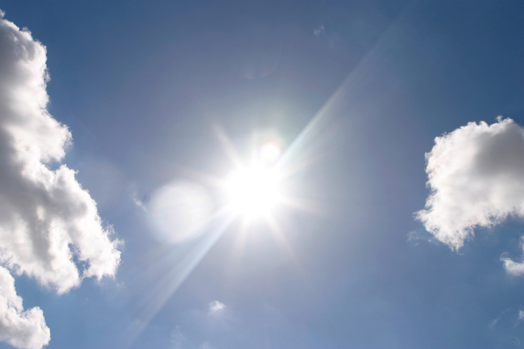 WolkenWort 23_Lichtsonne | Wolkenwort # 23
Gleissende Sonne zwischen 2 Wolken
Fotoausstellung WOLKENWORTE, Oberbank Salzburg, Alter Markt 4, 30.5.-30.6.2006. Eine veranstaltung der Europagesellschaft, Salzburg