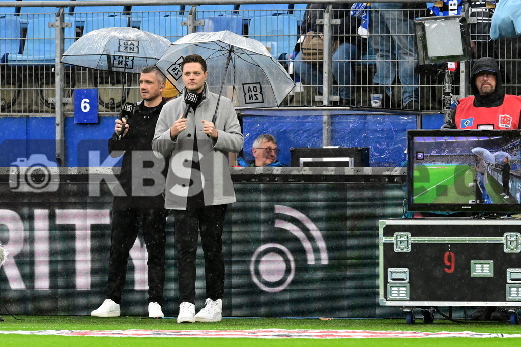 KBS Picture_HSV-Mainz05_001 | DAZN Reporter im Regen ,Sportplatz :  Volksparkstadion, - Realisiert mit Pictrs.com