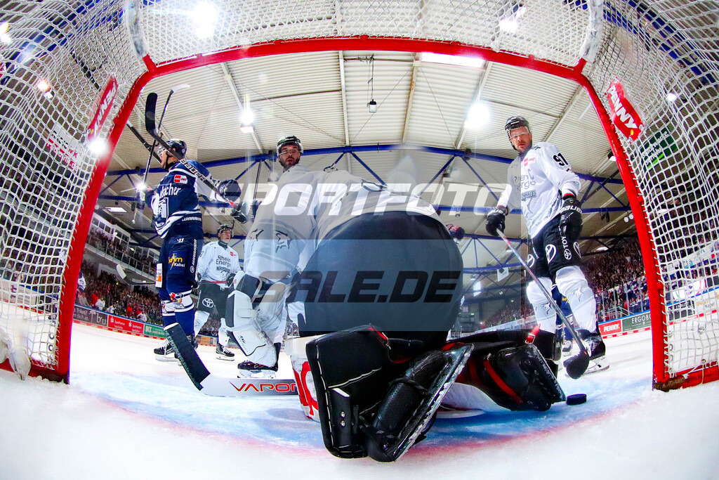 Felix Brückmann | Kölns Torhüter Felix Brückmann, rechts Kapitän Moritz Müller - © Sportfoto-Sale / Eishockey-Magazin Jan Brüggemann - Realisiert mit Pictrs.com