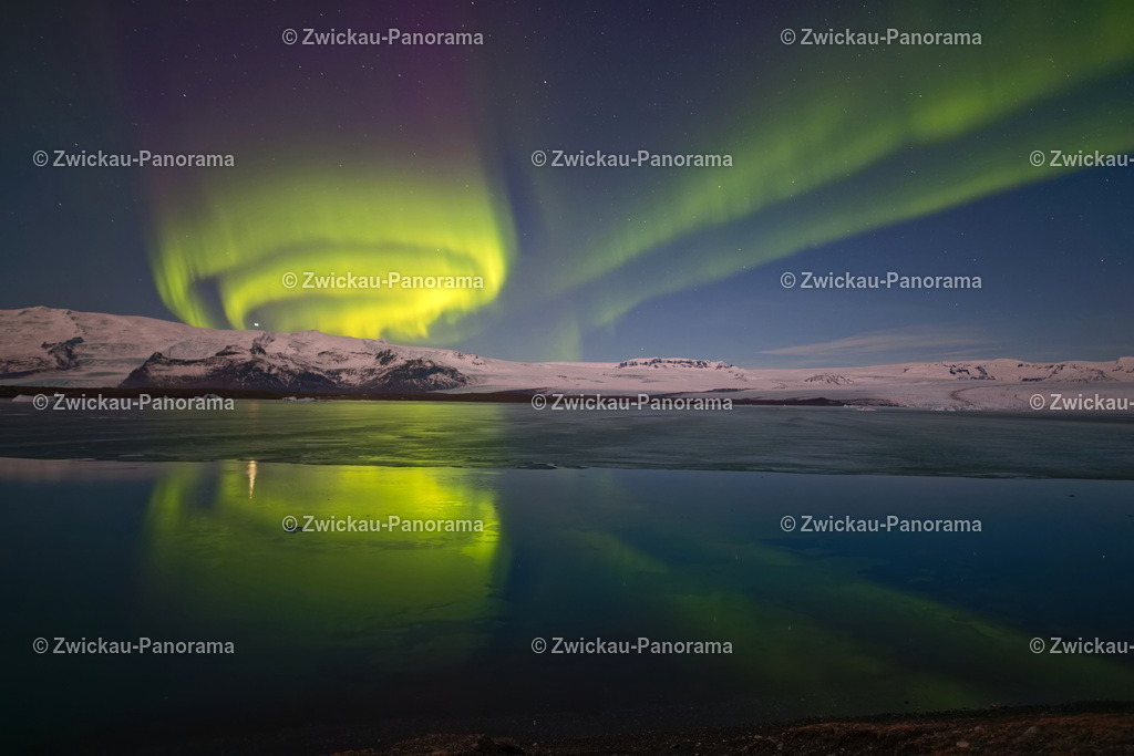 Island - Polarlicht | Urban. Natur. Panorama. Luftbild. 
Der Bildershop für aufregende Perspektiven!
Für Deko, Wandbild und Kalender!
Wir bringen LED-Bilder zum Leuchten!
