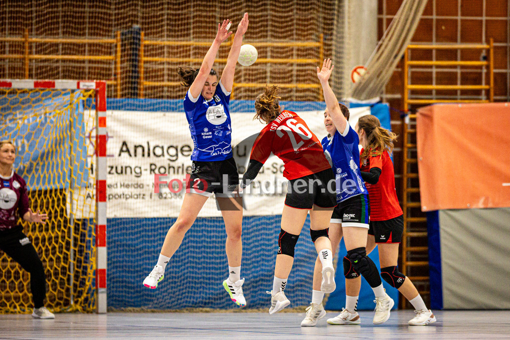 TSV Weilheim gegen SG Biessenhofen-Marktoberdorf | Handball Bezirksoberliga Frauen Alpenvorland 2024/25, TSV Weilheim gegen SG Biessenhofen-Marktoberdorf, 20250412,Wurf Chiara PADBERG (TSV Weilheim 26),2025-04-12 in Weilheim (Weilheim, Am Hardt), Antonia FRITSCH (SG Biessenhofen-Marktoberdorf 2), Chiara PADBERG (TSV Weilheim 26)Copyright: WolfgangxLindner www.foto-lindner.de