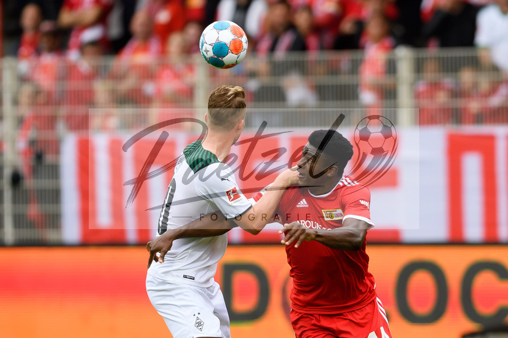 FCUBMG20210829_041 | Fussball, Herren: Nico Elvedi (Borussia Moenchengladbach) und Taiwo Awoniyi (1.FC Union Berlin) im Zweikampf beim Spiel der 1. Bundesliga zwischen 1. FC Union Berlin und Borussia Moenchengladbach im Stadion An der Alten Foersterei am 29.08.2021 in Berlin, Deutschland. - Realisiert mit Pictrs.com