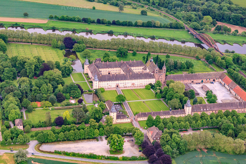 Luftbild: UNESCO Weltkulturerbe Schloss Corvey am Weserufer mit Schlossrestaurant, Weser-Aktivhotel-Corvey und Remtergarten Landesgartenschau Höxter in Höxter im Bundesland Nordrhein-Westfalen in Deutschland.Foto: IMG_65305.jpg vom 24.05.2014 durch Werner Riehm/FLY-FOTO.deCorvey * Welterbe CorveyWeser Aktivhotel Corvey - WartungsarbeitenWird geladen