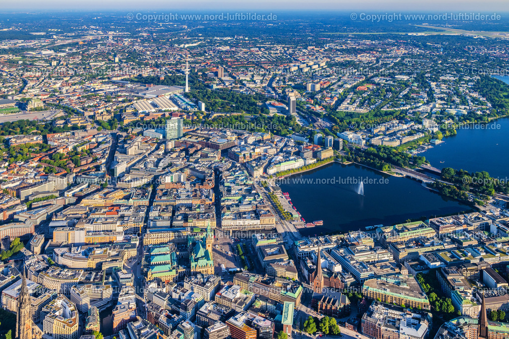 Hamburg_Mitte_Alster_ELS_9655070923 | HAMBURG 20.08.2023 Stadtzentrum im Innenstadtbereich am Ufer der Alster im Ortsteil Altstadt in Hamburg, Deutschland. // The city center in the downtown area on lake side of Alster in the district Altstadt in Hamburg, Germany. Foto: Martin Elsen