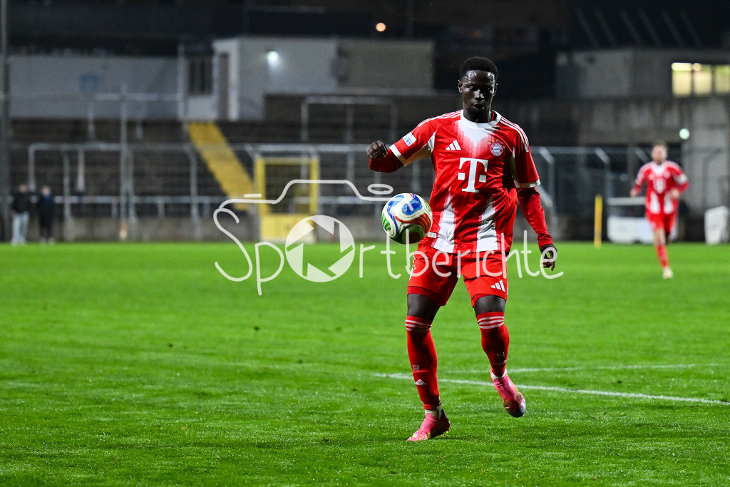 FC Bayern Amateure - SpVgg Unterhaching | MÜNCHEN, DEUTSCHLAND - 24. FEBRUAR: am Ball Bajung DARBOE (FC Bayern München II 7) / Einzelfoto / Freisteller während dem Spiel zwischen den Amateuren des FC Bayern München und der SpVgg Unterhaching am 25. Spieltag der Regionalliga Bayern im Grünwalder Stadion