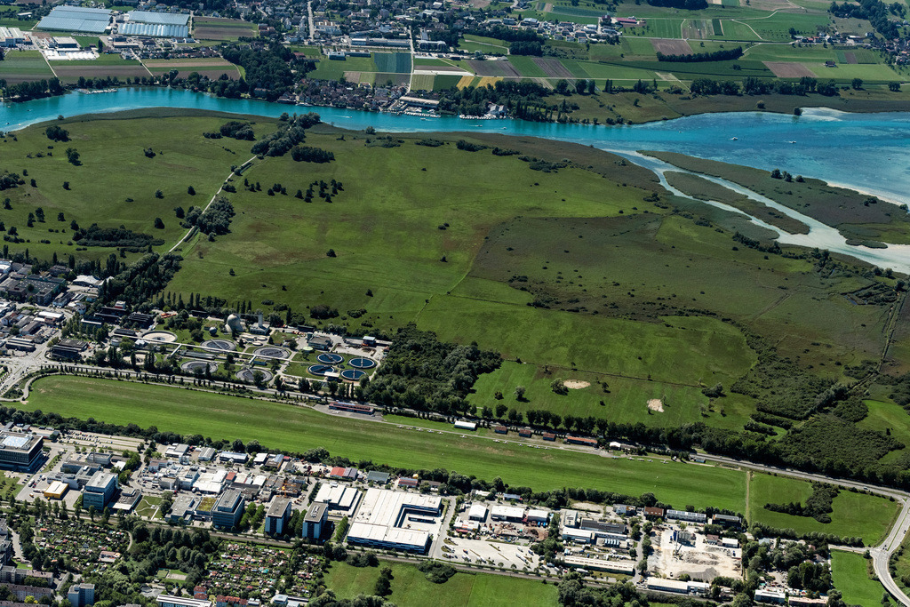 dr__0058912.jpg | KONSTANZ 20.08.2020 Start- und Landebahn mit Rollfeldgelände des Flugplatz Konstanz in Konstanz im Bundesland Baden-Württemberg, Deutschland. // Runway with tarmac terrain of airfield Konstanz in Konstanz in the state Baden-Wuerttemberg, Germany. Foto: Daniel Reiter