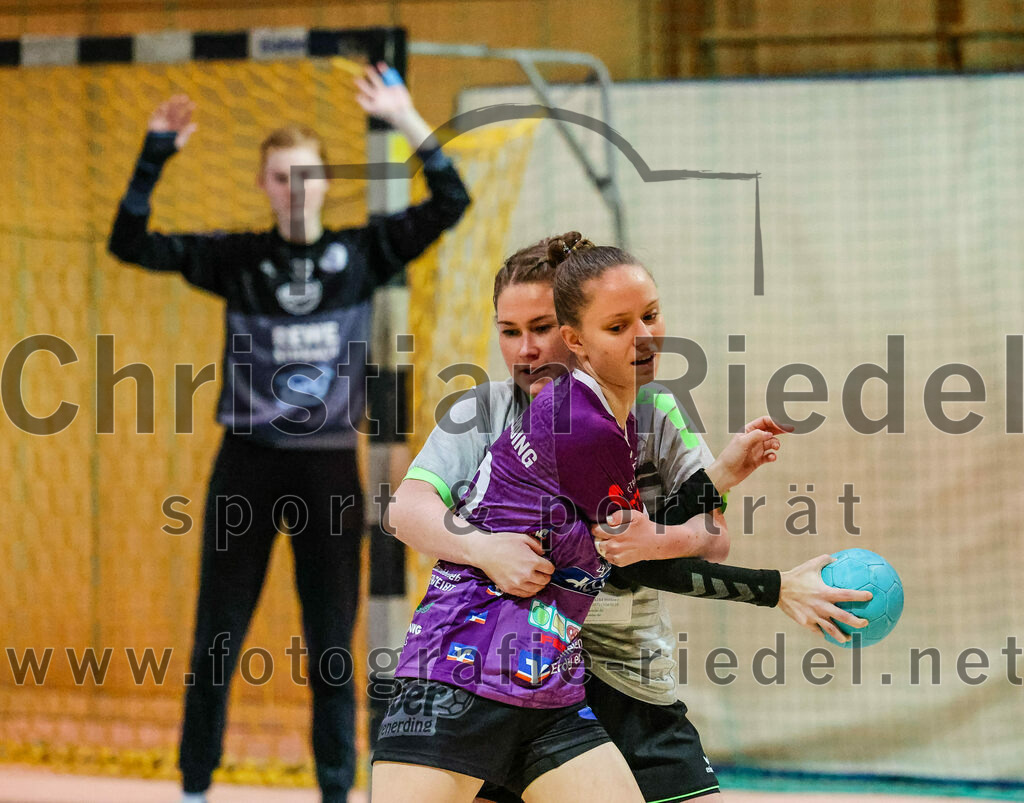 2023-11-11_031_SpVgg_Altenerding_gegen_TSV_Simbach_II | Erding, Deutschland, 11.11.2023:
Handball, Bezirksliga Frauen Altbayern 2023 / 2024, 5. Spieltag, SpVgg Altenerding II gegen TSV Simbach II, Endergebnis: 31:28

Selina Katzhuber (TSV Simbach, #20), Sina Steininger (SpVgg Altenerding, #10)

Foto: Christian Riedel / fotografie-riedel.net