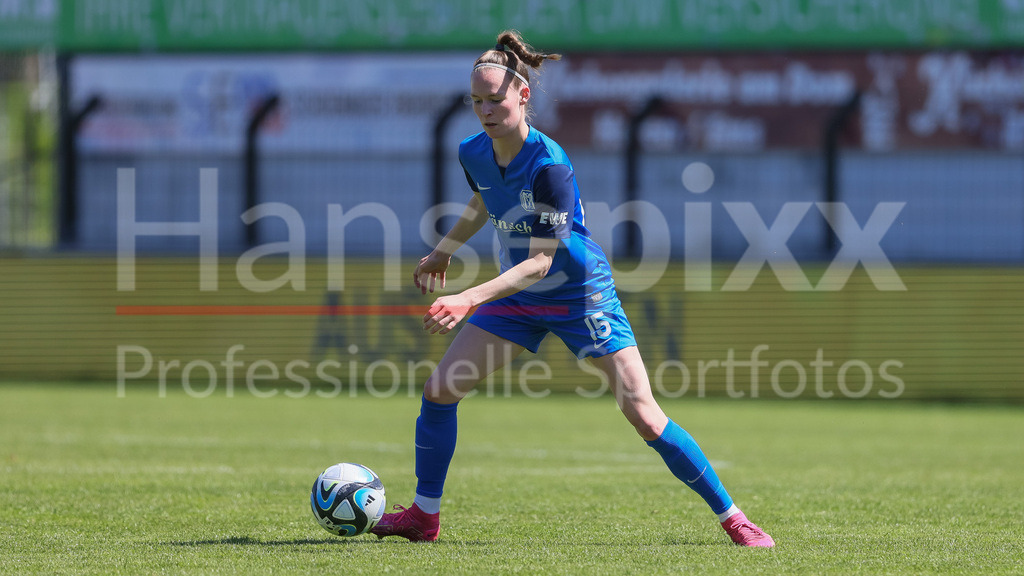Fussball, 2. Frauen-Bundesliga, SV Meppen - SV 67 Weinberg | v.li.: Finja Sasse (SV Meppen, 15) am Ball, Freisteller, Einzelbild, Ganzkörper, Aktion, Action, Spielszene, DIE DFB-RICHTLINIEN UNTERSAGEN JEGLICHE NUTZUNG VON FOTOS ALS SEQUENZBILDER UND/ODER VIDEOÄHNLICHE FOTOSTRECKEN. DFB REGULATIONS PROHIBIT ANY USE OF PHOTOGRAPHS AS IMAGE SEQUENCES AND/OR QUASI-VIDEO.