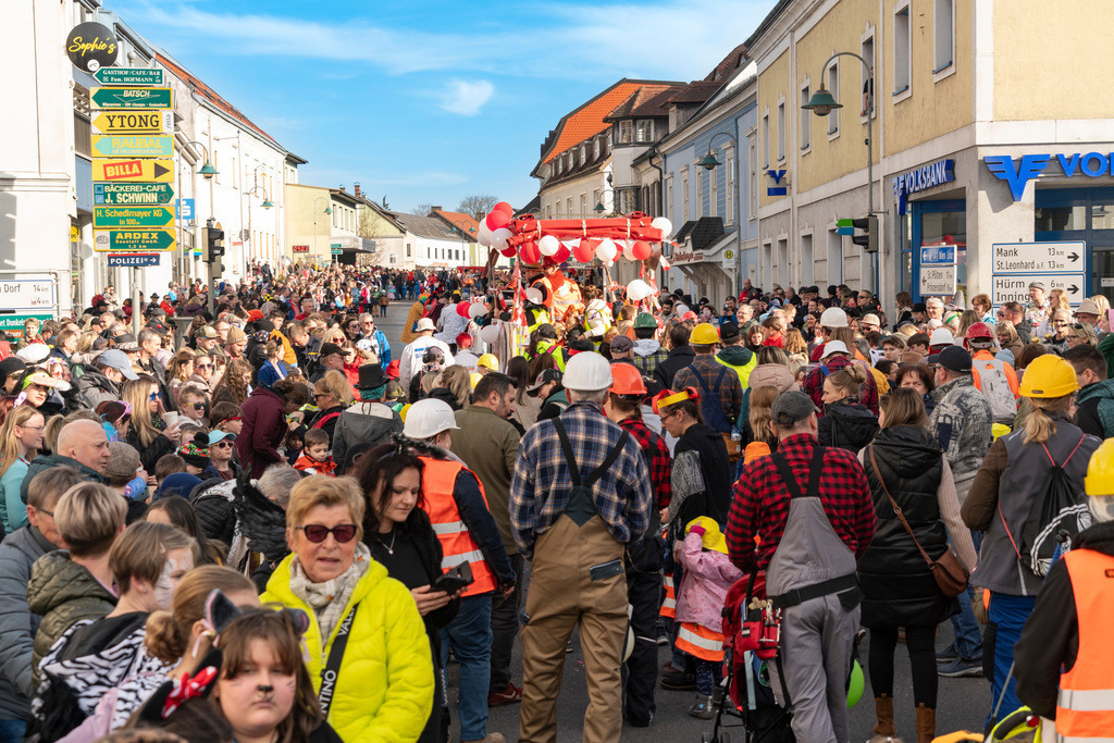 Umzug2025-091_8997 | Fotostrecke: FASCHINGSUMZUG 2025 in Loosdorf. 22 Masken(gruppen)-Teilnehmer: Loosdorfer Vereine, Wirtschaftstreibende, Gemeindeabordnungen sowie Kreditinstitute. rund 700 Besucher entlang der Hauptstrasse. Veranstaltungs-Sicherung durch Mannschaft der FF-Loosdorf mit schwerem Gerät. Maskenprämierung am EKZ-Platz durch Bgm. Thomas Vasku in den Kategorien: Bester Festwagen (Fa. gkonzept-Groissenberger; Beste Personengruppe-ASK-Loosdorf; Beste Einzelperson; Weiteste Anreise-FF Schollach;