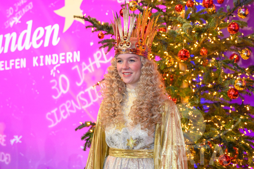 _DWA2156 | Christkind 2023 Nelli Lunkenheimer bei '30 Jahre Sternstunden-Gala 2023' in der Frankenhalle. Nürnberg, 15.12.2023 - Realisiert mit Pictrs.com