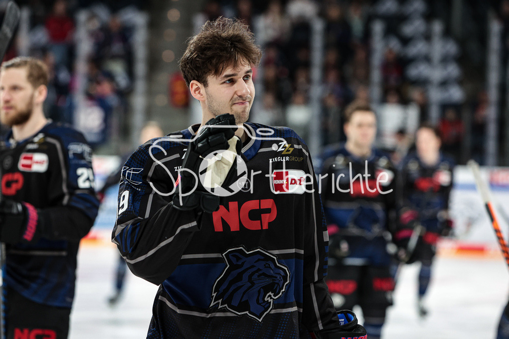 Nuernberg ICE Tigers - Augsburger Panther | Tim FLEISCHER (NIT #19) begruesst die Fans vor der Partie