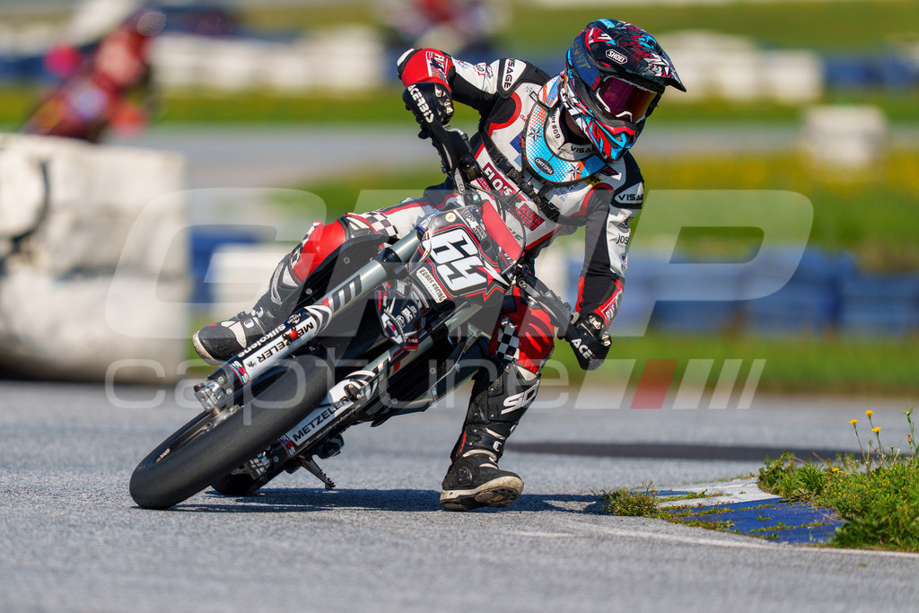 SuperMoto_Staatsmeisterschaft_Greinbach_242 | GRIPcapture steht für authentische Sportfotografie in Österreich – für Momente, die mehr sind als Geschwindigkeit oder Ergebnis. Es geht um Emotion, Spannung, Fokus und den Augenblick, der oft nur einen Wimpernschlag dauert.Ob Motorsport, Teamsport oder 