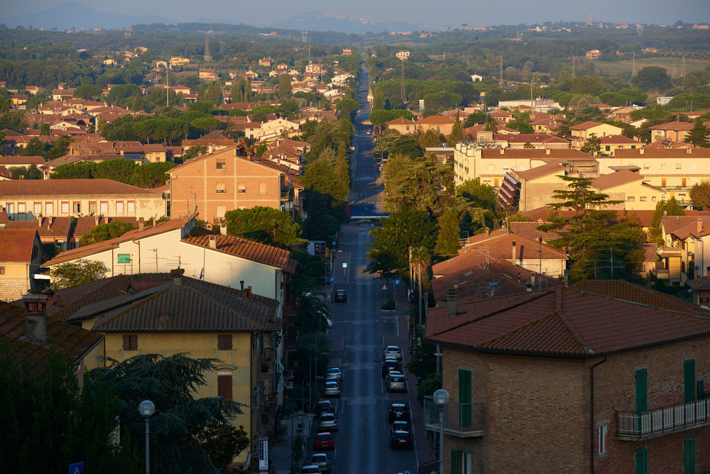 Blick vom Porta Senese auf die Via Bruno Buozzi | Castiglione del Lago, Italien - September 08, 2016: Blick vom Porta Senese auf die Via Bruno Buozzi. - Realisiert mit Pictrs.com