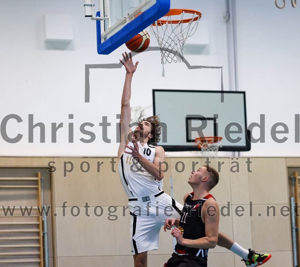 2022-10-16_013_TSV_Vaterstetten_gegen_Baskets_Vilsbiburg_2 | Vaterstetten, Deutschland, 16.10.2022:
Basketball, Bayernliga Herren Südost 2022 / 2023, 1. Spieltag, TSV Vaterstetten gegen Baskets Vilsbiburg 2, Endergebnis: 83:64

Finn Liebig (TSV Vaterstetten, #10), A. Bugajeu (Baskets Vilsbiburg, #11)

Foto: Christian Riedel / fotografie-riedel.net