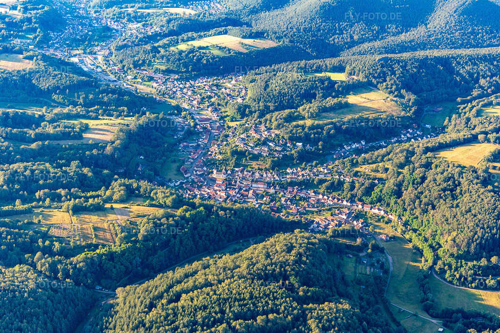 Luftbild: Ortsansicht von Süden in Bundenthal im Bundesland Rheinland-Pfalz in Deutschland. Foto: IMG_142355.jpg vom 08.07.2024 durch Werner Riehm/FLY-FOTO.de