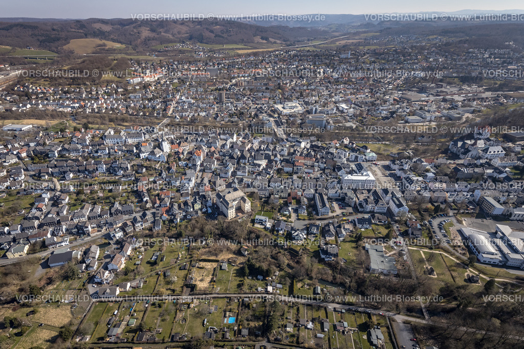 HB-Arnsberg220302100 | Luftbild, Altstadt mit Fachwerkhäusern und Stadtkapelle St. Georg, im Vordergrunfd das Verwaltungsgericht Arnsberg, Arnsberg, Sauerland, Nordrhein-Westfalen, Deutschland