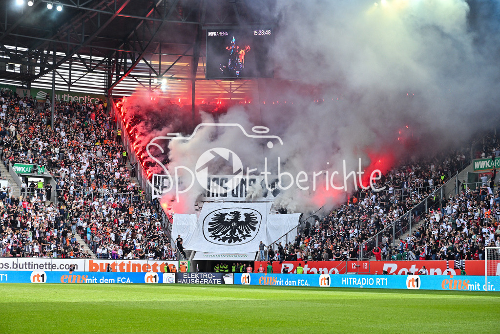 FC Augsburg - SG Eintracht Frankfurt | Die Fans der Eintracht haben zu Beginn der Partie eine Choreo vorbereitet / Utlras / Bundesliga: FC Augsburg - Eintracht Frankfurt, WWK Arena am 20.04.2025 / Pyrotechnik / Pyro