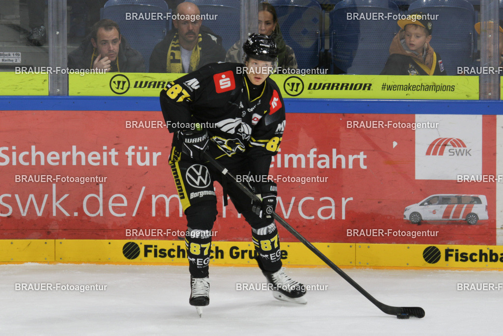 02.11.2025: DEL2  Krefeld Pinguine - Eispiraten Crimmitschau | Krefeld, Deutschland, 02.11.2025: Philip Gogulla (Krefeld Pinguine) in Aktion während des DEL2-Spiels zwischen Krefeld Pinguine - Eispiraten Crimmitschau am 02.11. 2025 in der Yayla-Arena in Krefeld, Deutschland. (Foto Ralph Görtz / Brauer-Fotoagentur)