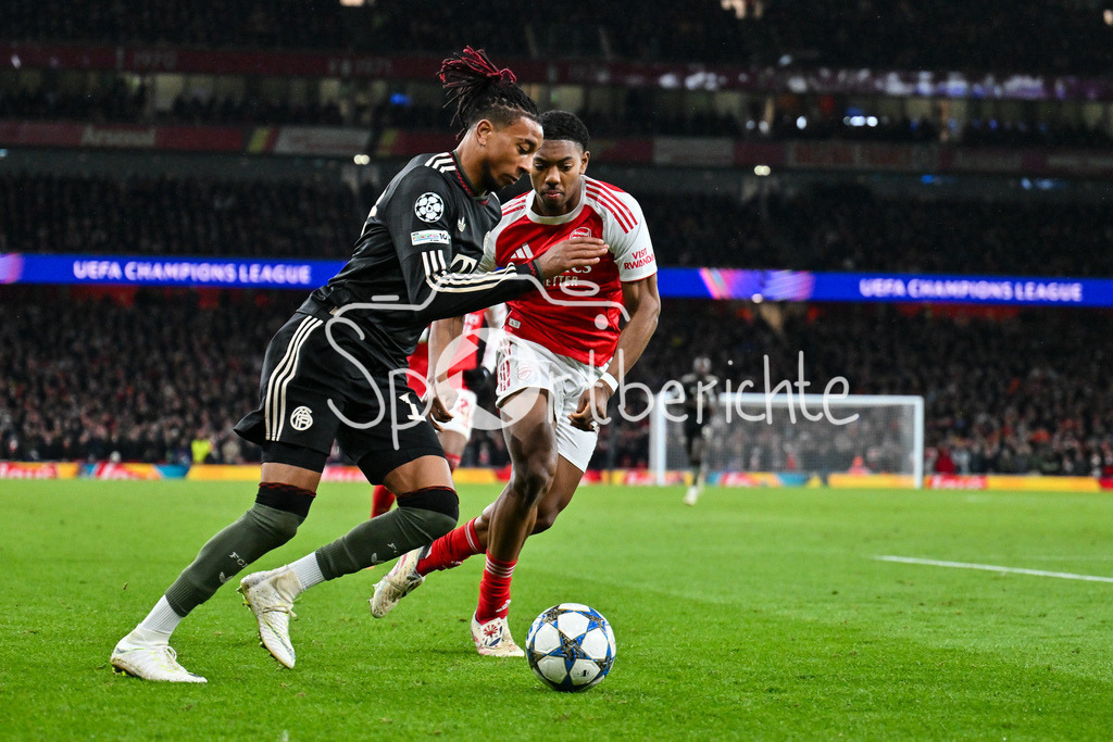 Arsenal FC - FC Bayern München | LONDON, ENGLAND - 26. NOVEMBER: im Duell Michael OLISE (FC Bayern Munich 17) und Myles LEWIS-SKELLY (Arsenal FC 49) beim Ligaspiel zwischen Arsenal London und dem FC Bayern München am 5. Spieltag der UEFA Champions League im Emirates Stadium am 26.11.2025