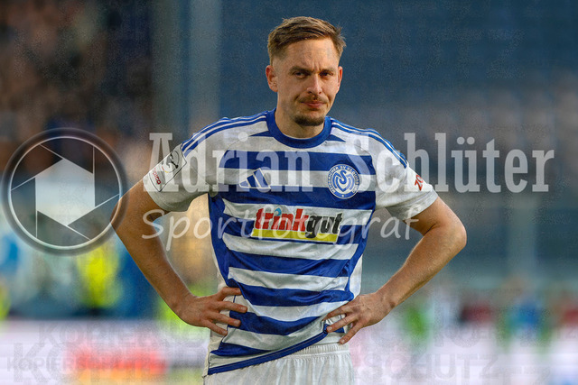 22.03.2026, GER, Fussball, Herren, 3. Liga, Saison 2025/2026, MSV Duisburg - 1860 München | Aljaz Casar (MSV Duisburg) schaut 