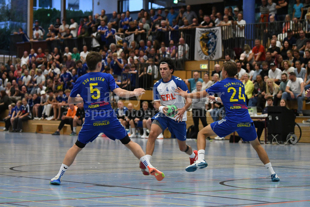 HC Deggendorf : SSG Metten | Valentin  Lotos (HC Deggendorf) gegen Philipp Gäck (SSG Metten #5) und Leonard Reiszky (SSG Metten #24) - Realisiert mit Pictrs.com